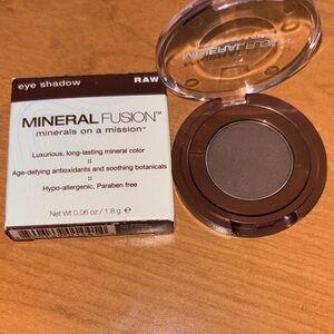 Mineral Fusion Eye Shadow in “Raw”